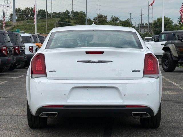 Used 2022 Chrysler 300 Touring L w/ Popular Equipment Group AWD/4WD image 5