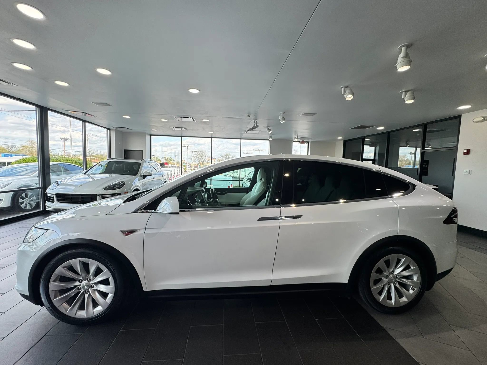 Used 2016 Tesla Model X 75D AWD/4WD image 2