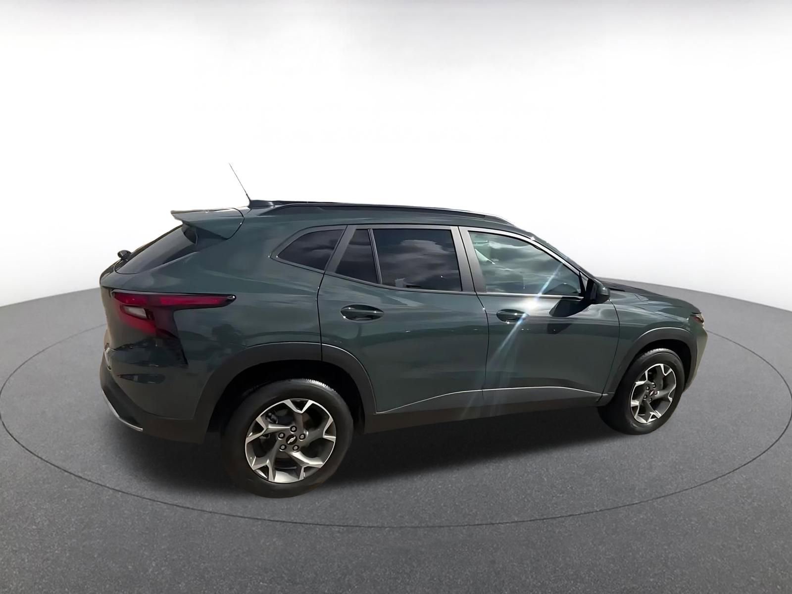 Used 2025 Chevrolet Trax LT FWD image 15