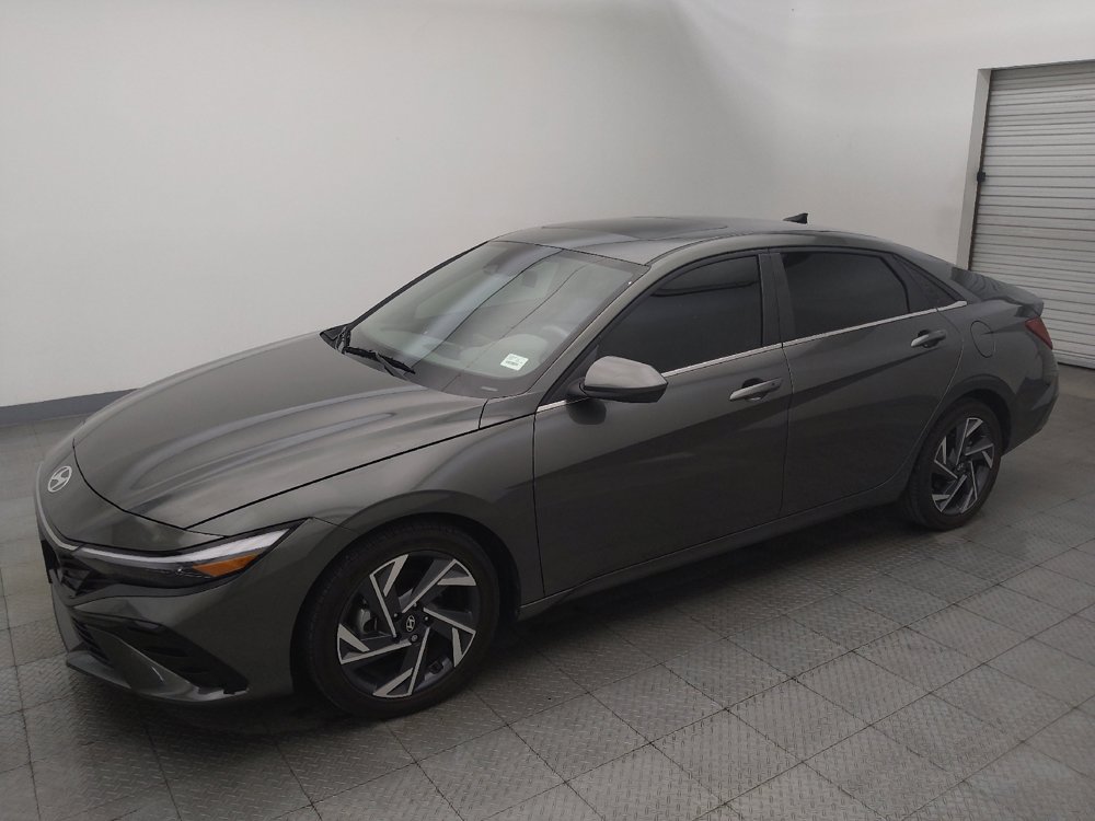 Used 2025 Hyundai Elantra SEL FWD image 2