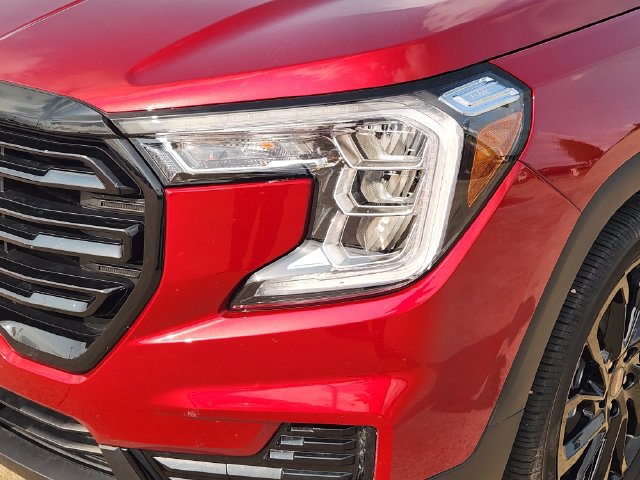 Used 2024 GMC Terrain SLE w/ Elevation Edition FWD image 9