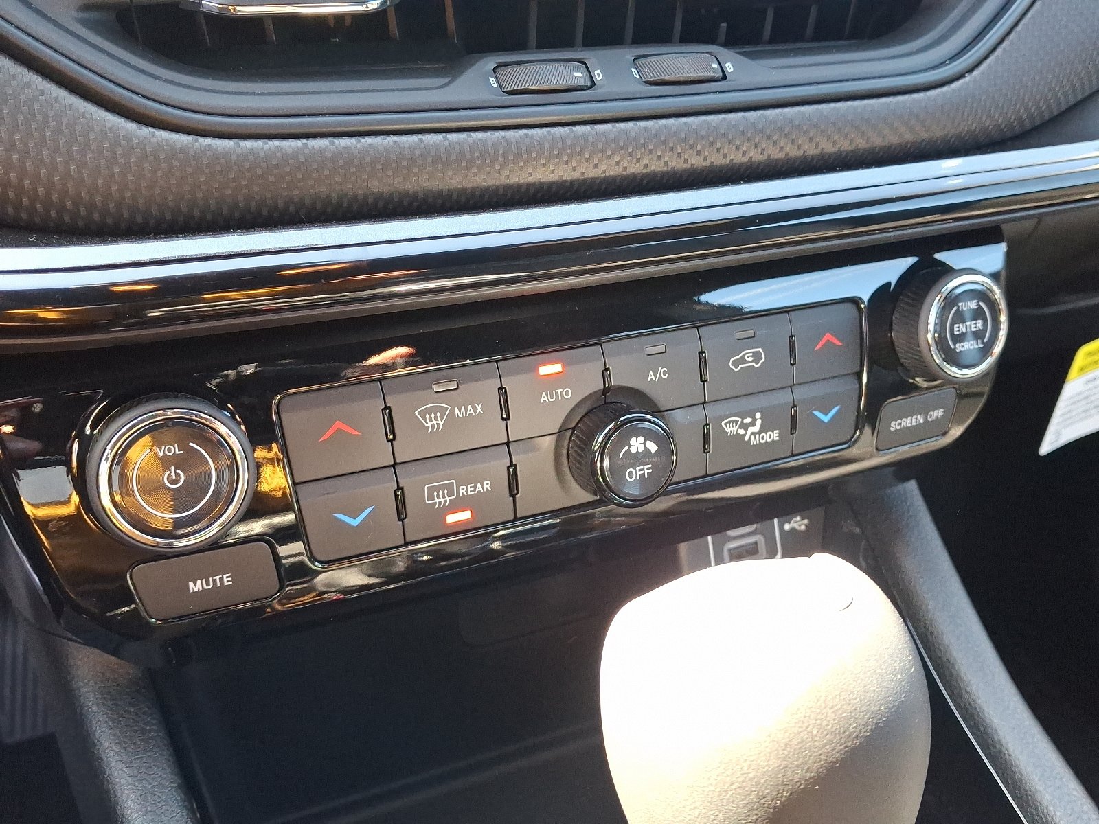 Used 2024 Jeep Compass Latitude w/ Convenience Group AWD/4WD image 15