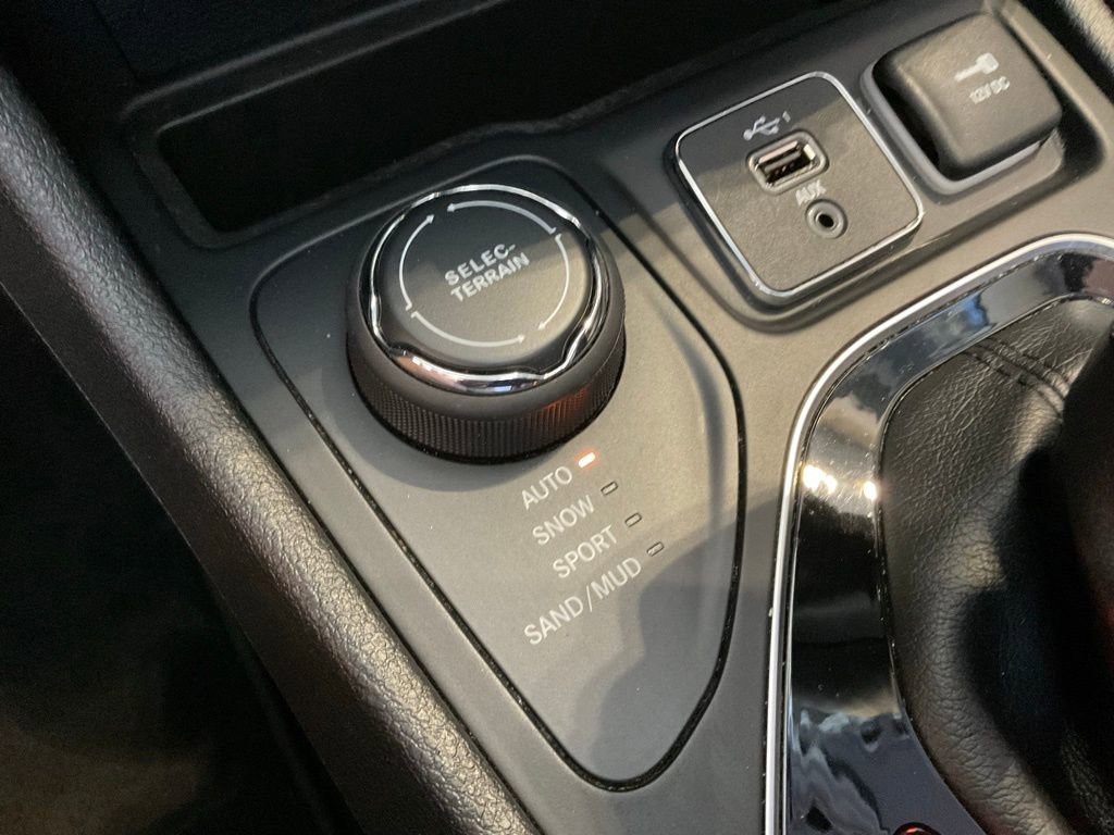 Used 2019 Jeep Cherokee Limited image 19