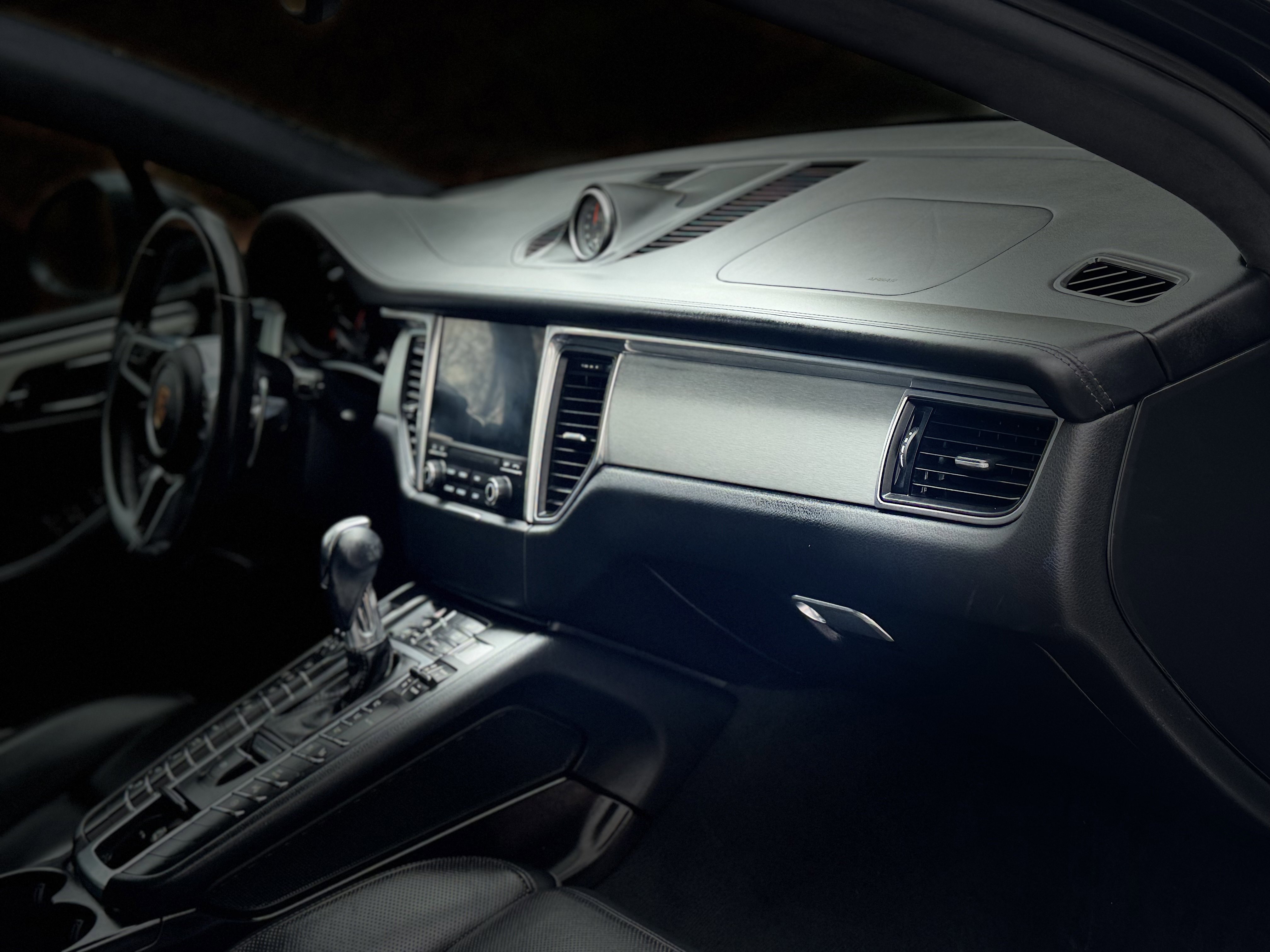 Used 2017 Porsche Macan Turbo image 30