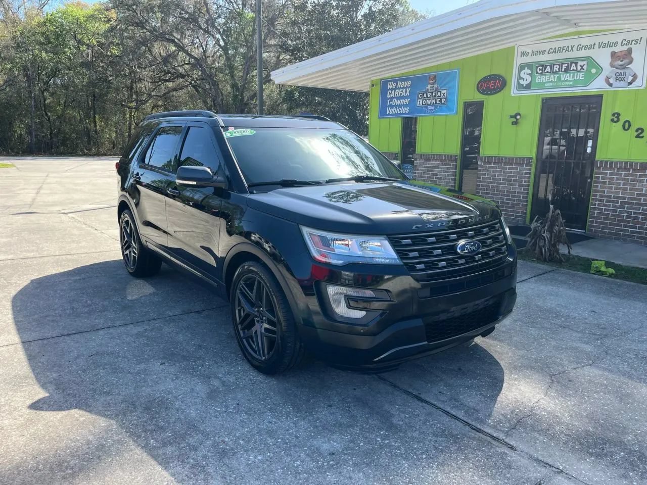 Used 2017 Ford Explorer XLT w/ Equipment Group 202A FWD image 1