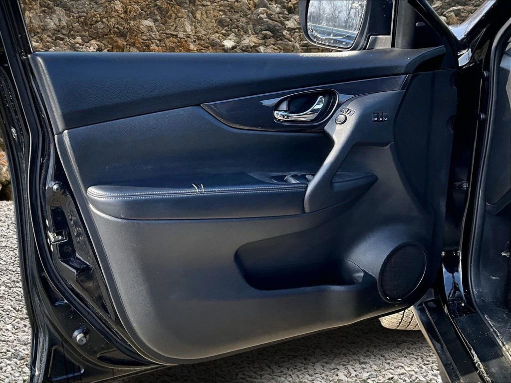 Used 2019 Nissan Rogue SV w/ Sun & Sound Touring Package image 21