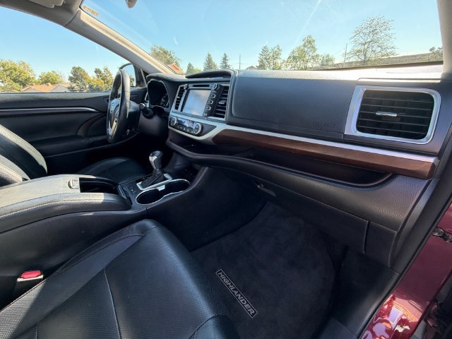 Used 2014 Toyota Highlander Limited w/ Driver Technology Package AWD/4WD image 20