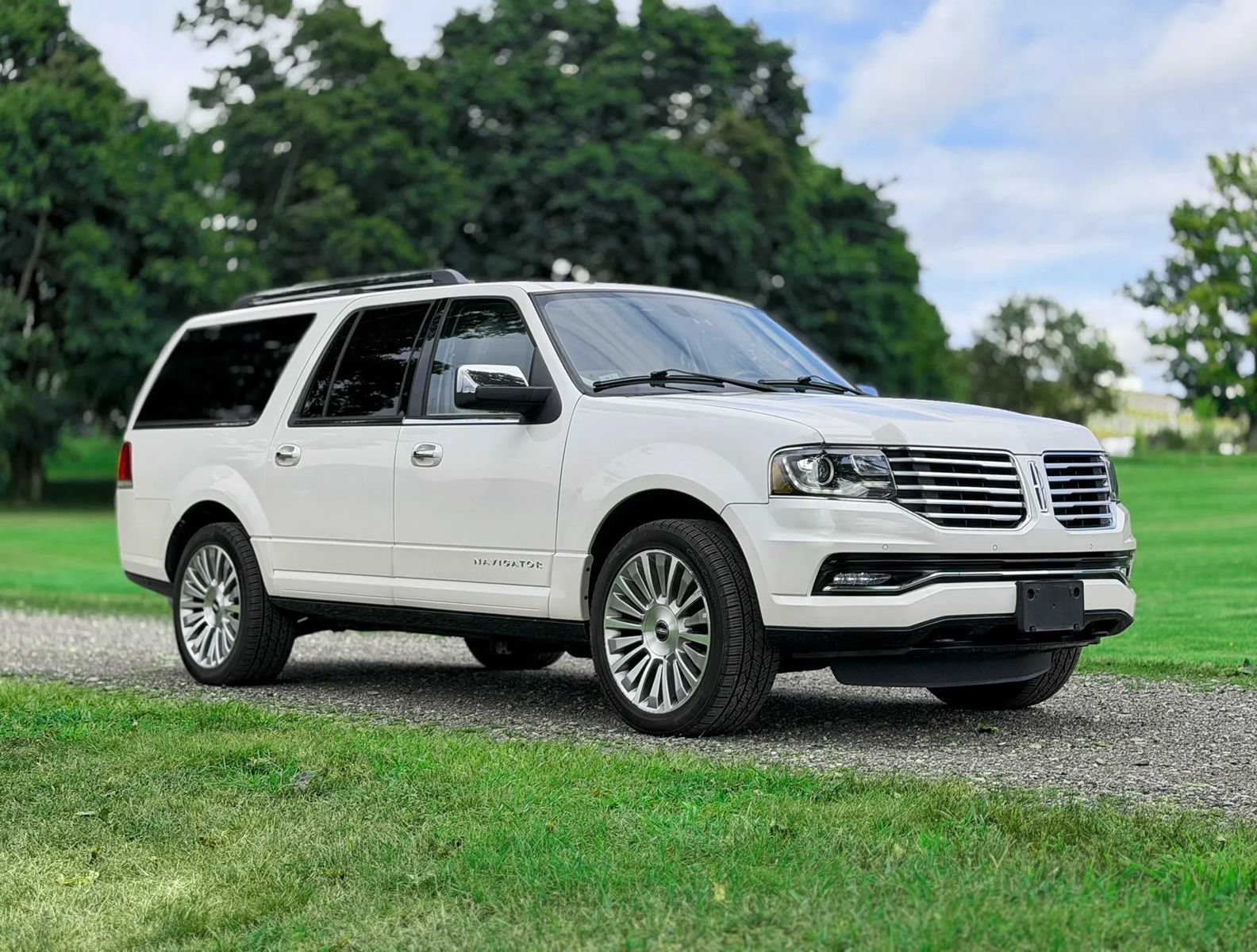 Used 2015 Lincoln Navigator L 4WD w/ Equipment Group 101A Reserve image 3
