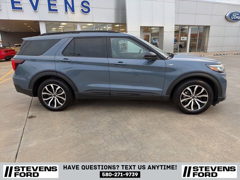Used 2025 Ford Explorer ST-Line image 3
