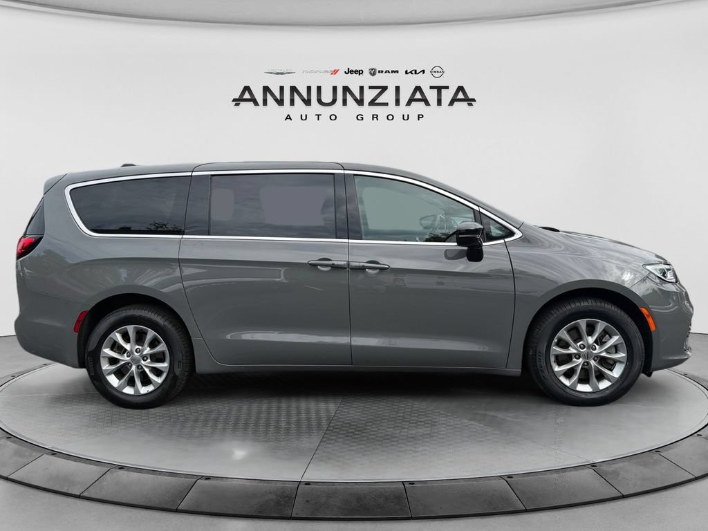 Used 2025 Chrysler Pacifica Select AWD/4WD image 6