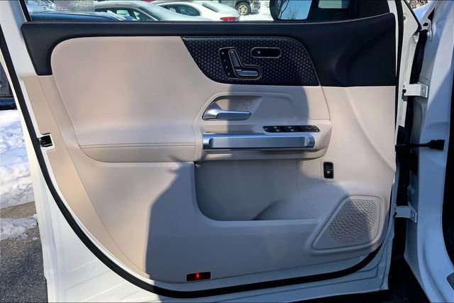 Used 2025 Mercedes-Benz GLB 250 4MATIC image 17