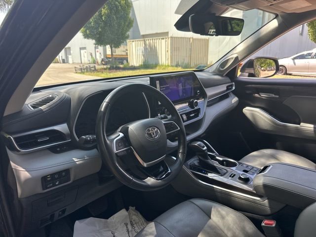 Used 2023 Toyota Highlander Limited image 14