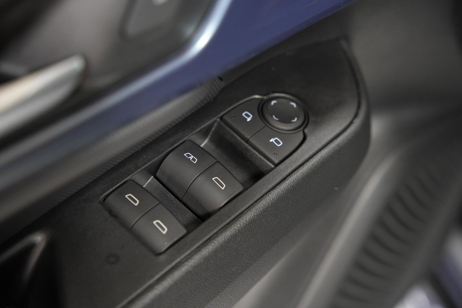 Used 2025 Chevrolet Equinox EV LT w/ Convenience Package image 23