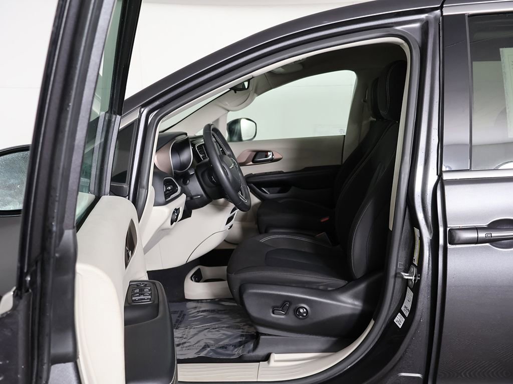 Used 2023 Chrysler Voyager LX FWD image 25