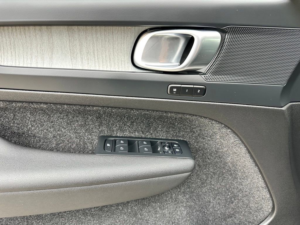 Used 2025 Volvo XC40 B5 Plus image 15