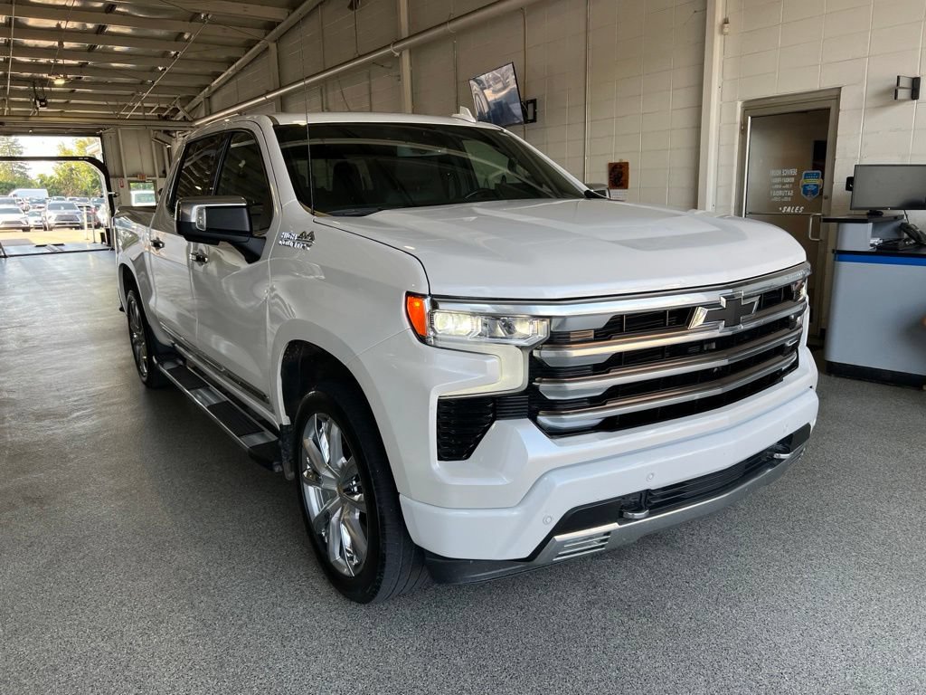 Used 2022 Chevrolet Silverado 1500 High Country w/ High Country Premium Package AWD/4WD image 2