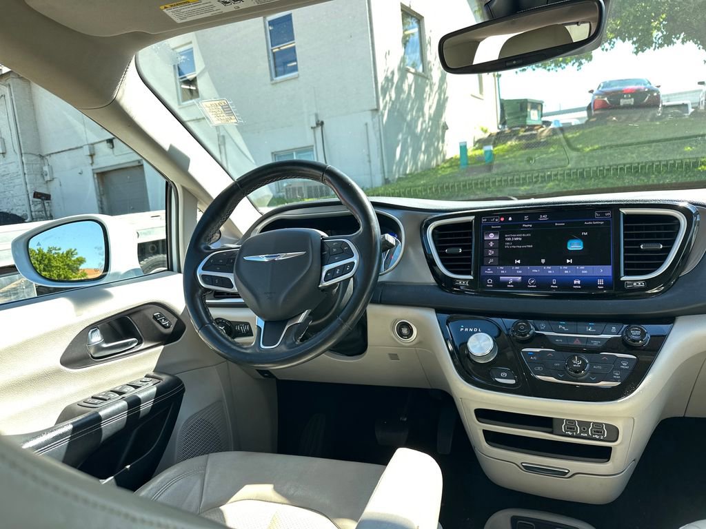 Used 2021 Chrysler Pacifica Touring-L FWD image 13