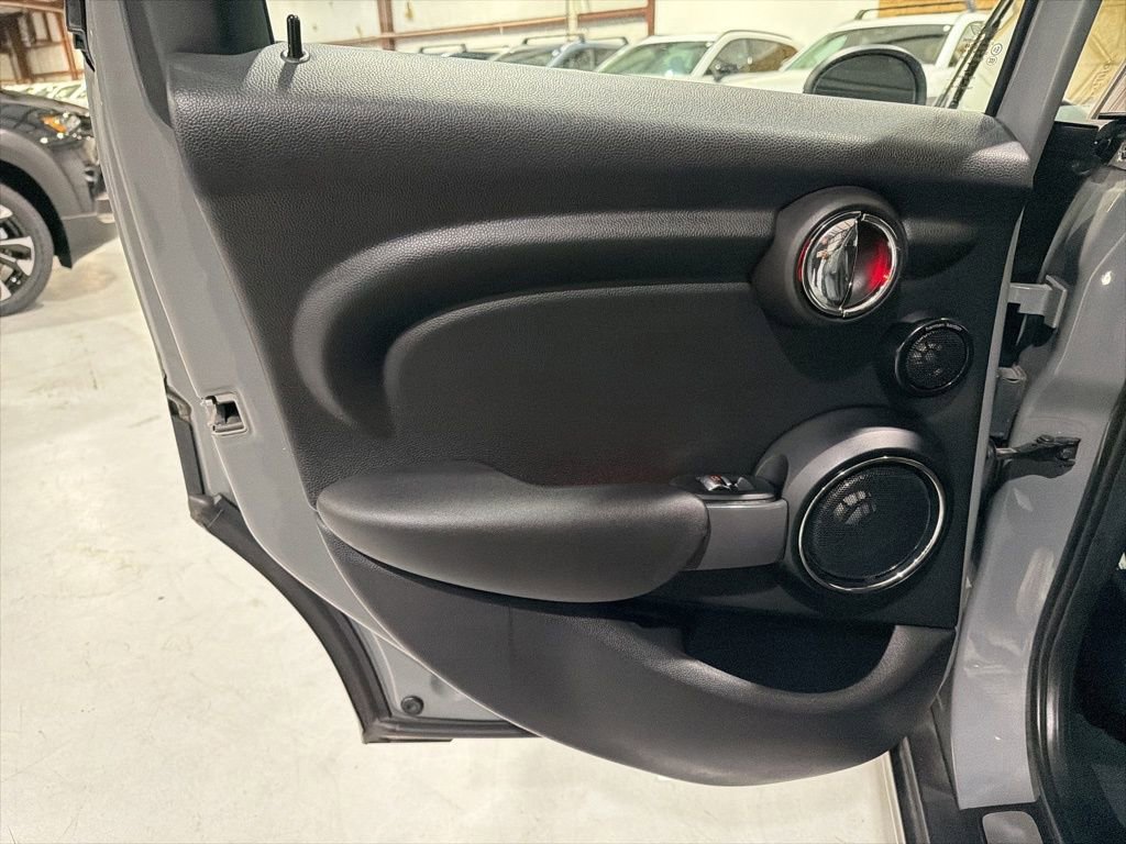 Used 2018 MINI Cooper 4-Door Hardtop image 32