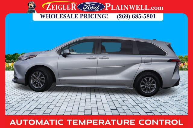 Used 2021 Toyota Sienna LE image 2
