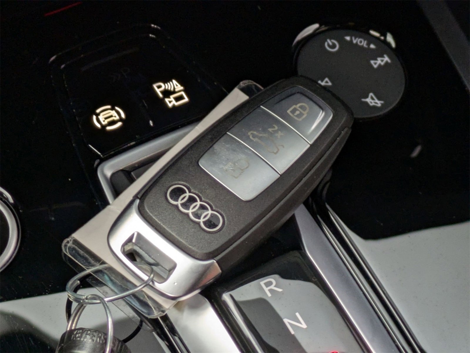 Used 2025 Audi Q4 e-tron Premium Plus w/ Premium Plus image 32