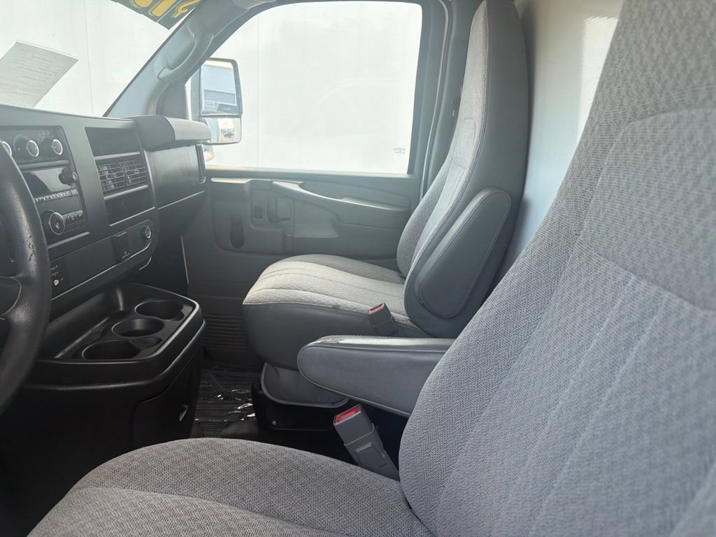 Used 2015 Chevrolet Express 4500 RWD image 9