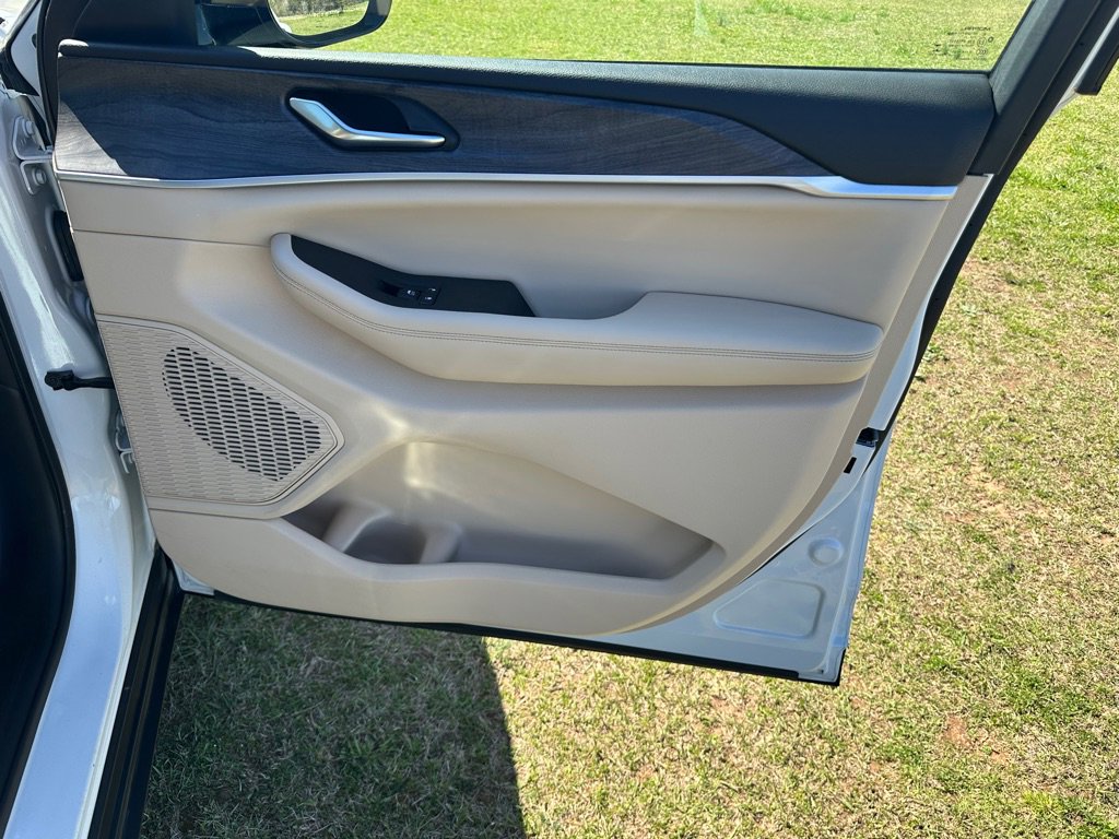 Used 2023 Jeep Grand Cherokee Limited image 15
