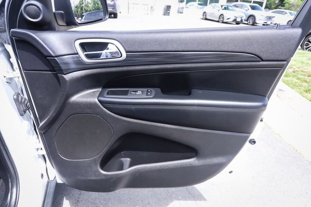 Used 2020 Jeep Grand Cherokee Laredo AWD/4WD image 45