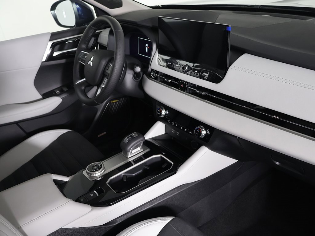 New 2025 Mitsubishi Outlander SE image 31