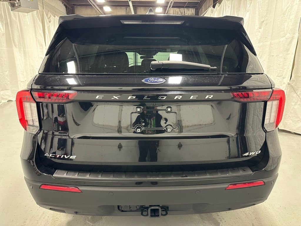 Used 2025 Ford Explorer Active AWD/4WD image 6