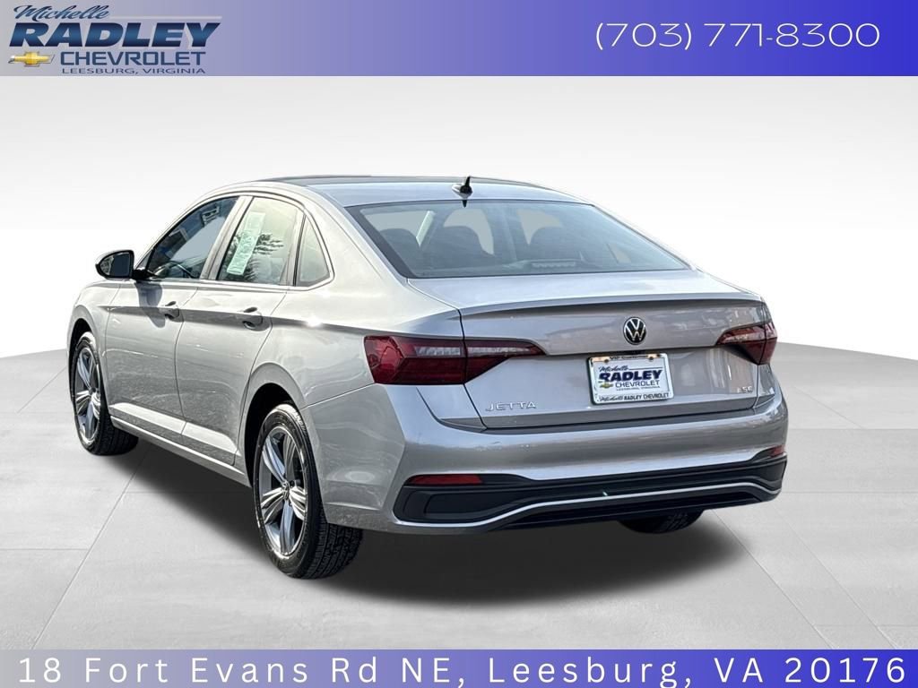 Used 2024 Volkswagen Jetta SE image 3