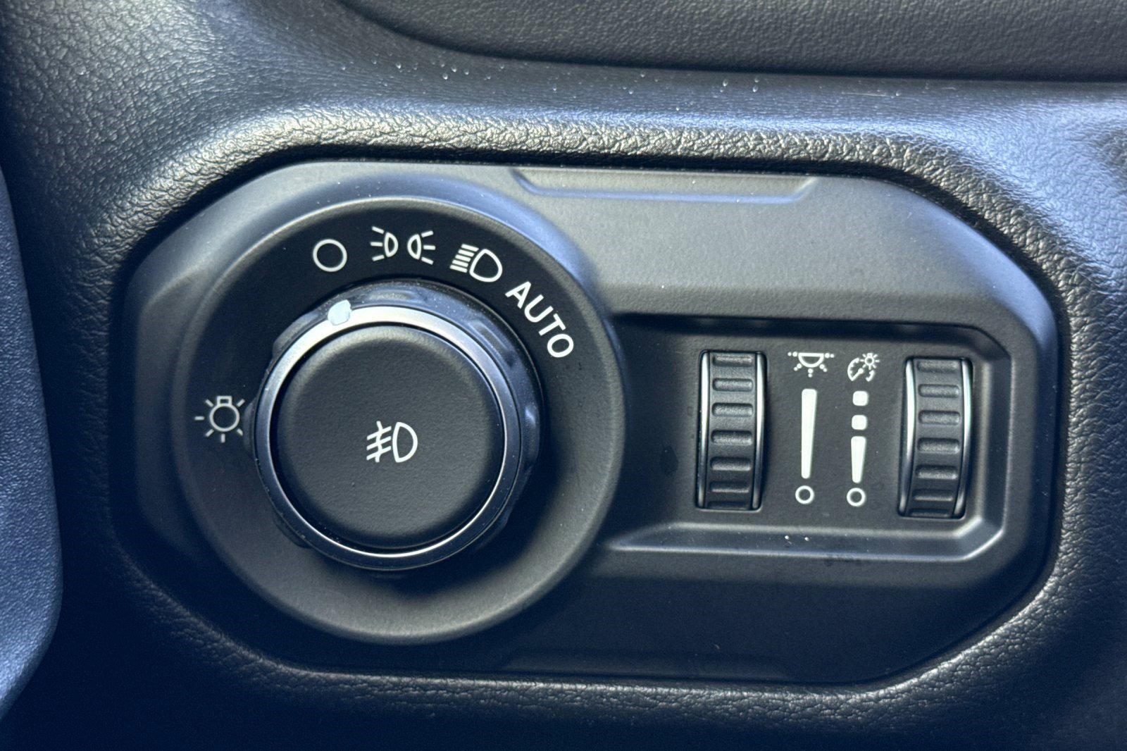 Used 2018 Jeep Wrangler Unlimited Sahara image 35