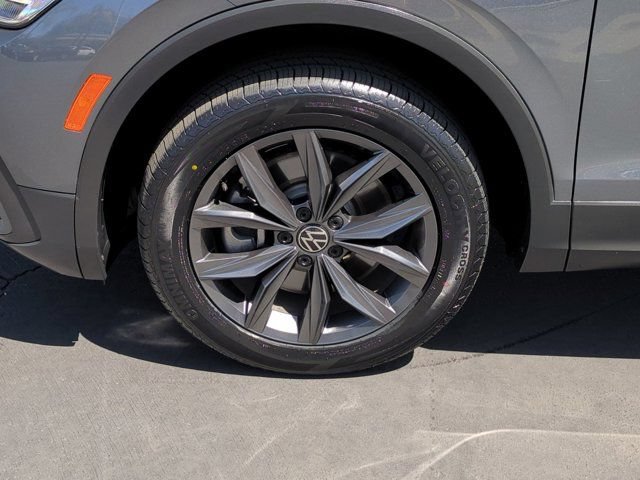 Used 2022 Volkswagen Tiguan SE w/ Panoramic Sunroof Package FWD image 9