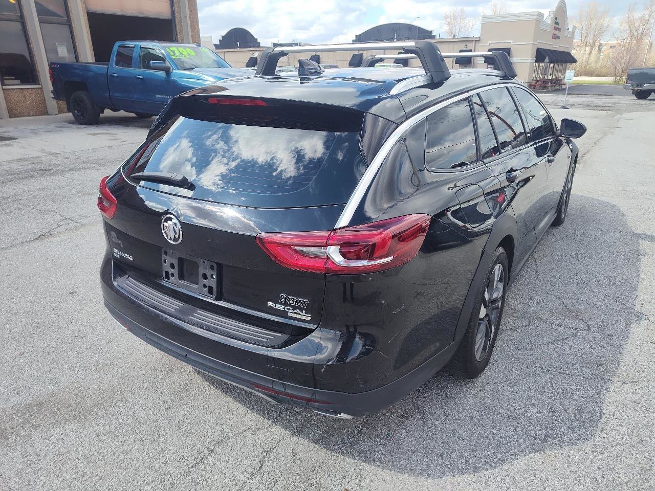 Used 2018 Buick Regal Essence w/ Sights and Sounds Package image 4