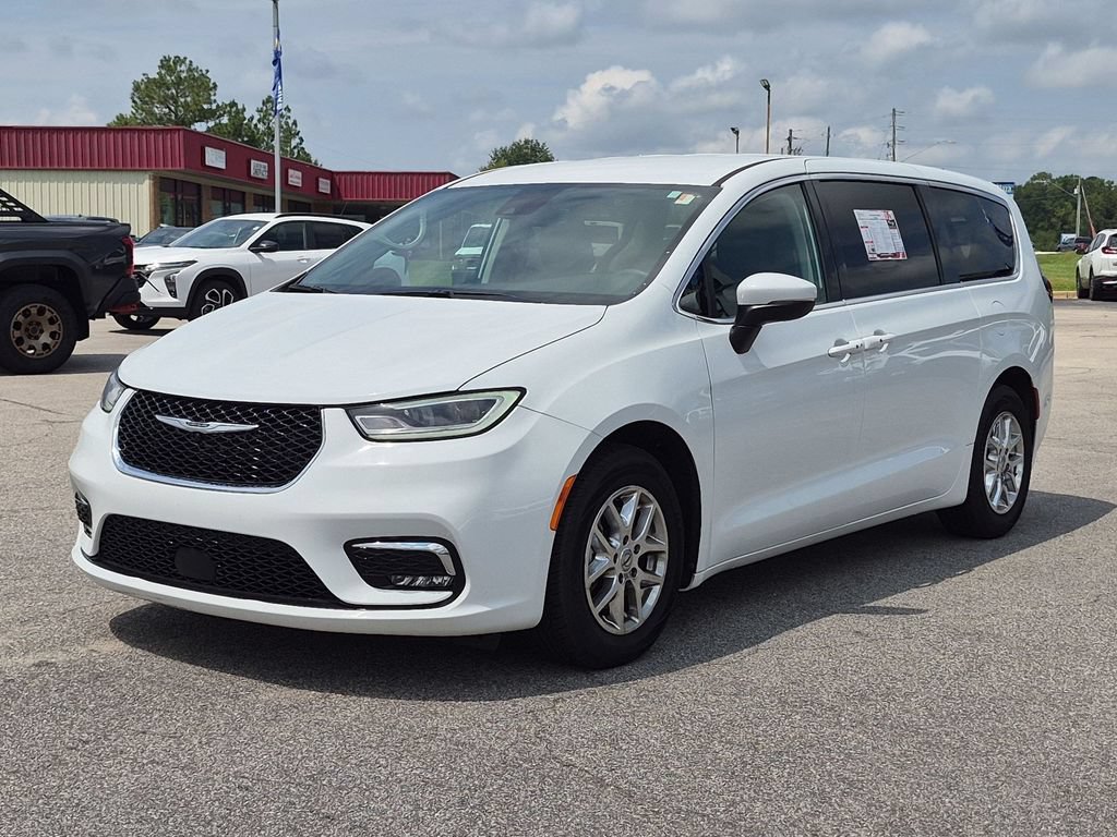 Used 2023 Chrysler Pacifica Touring-L FWD image 8