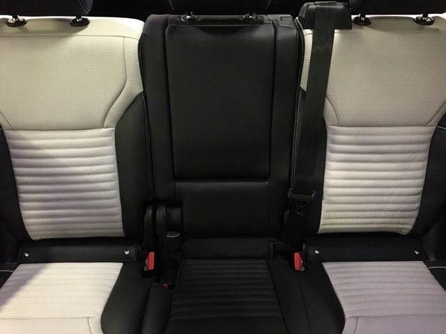 New 2024 Land Rover Discovery Metropolitan Edition image 22