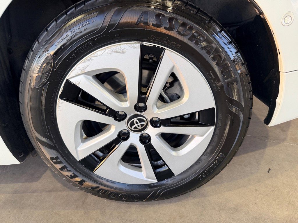 Used 2017 Toyota Prius Three w/ Advanced Technology Package image 40