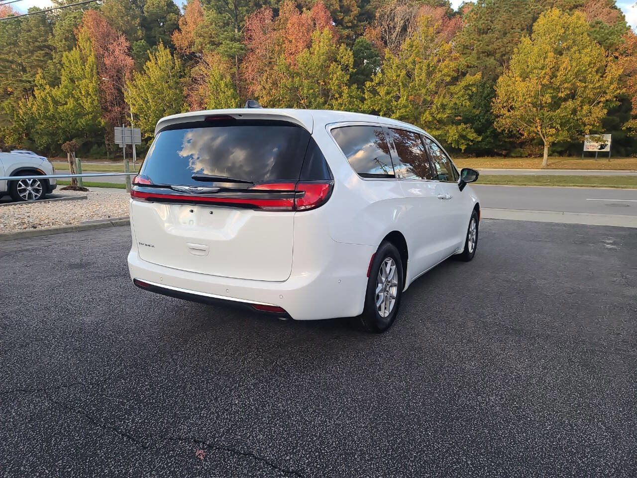 Used 2025 Chrysler Pacifica Select FWD image 6