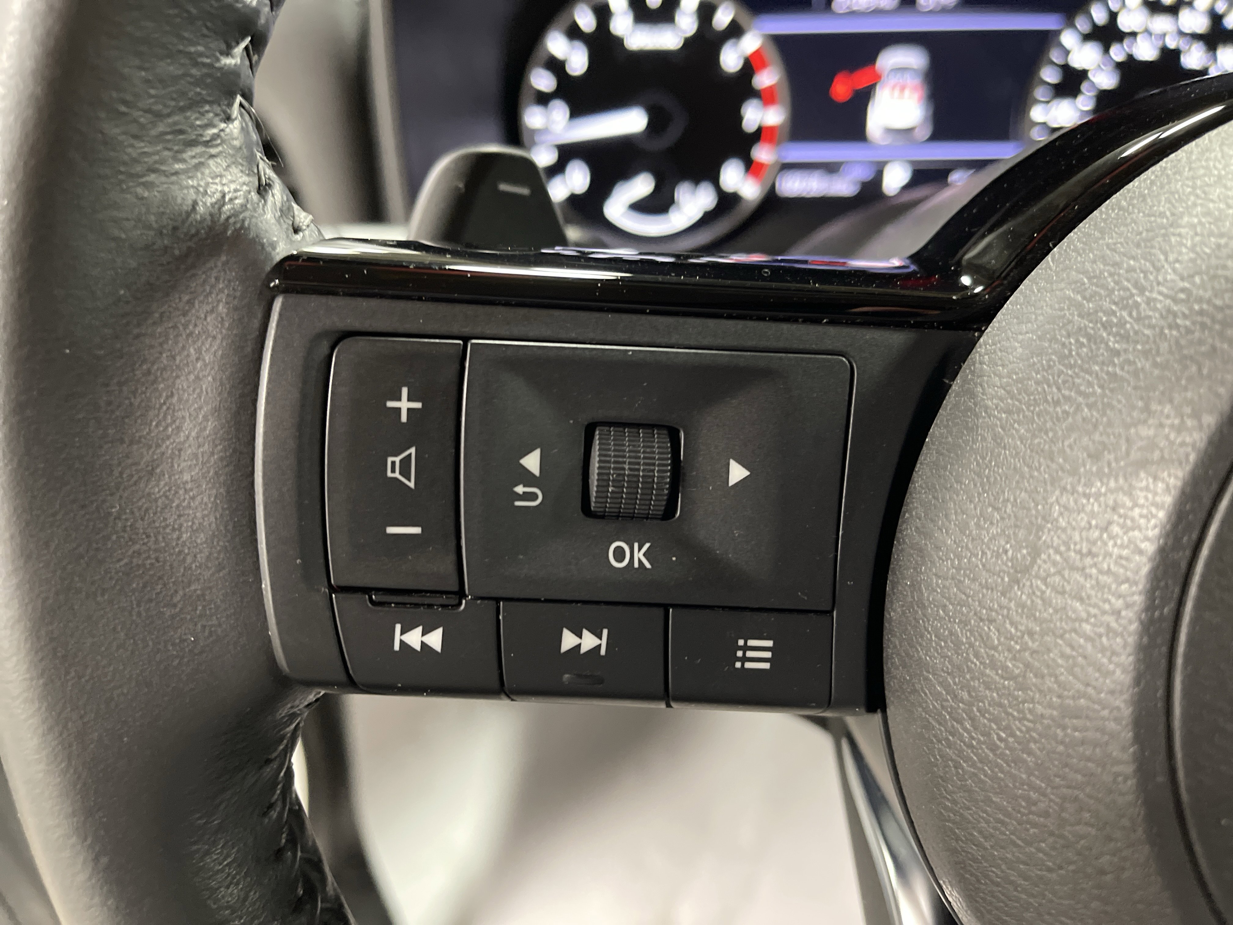 Used 2023 Nissan Rogue SV w/ SV Premium Package image 19