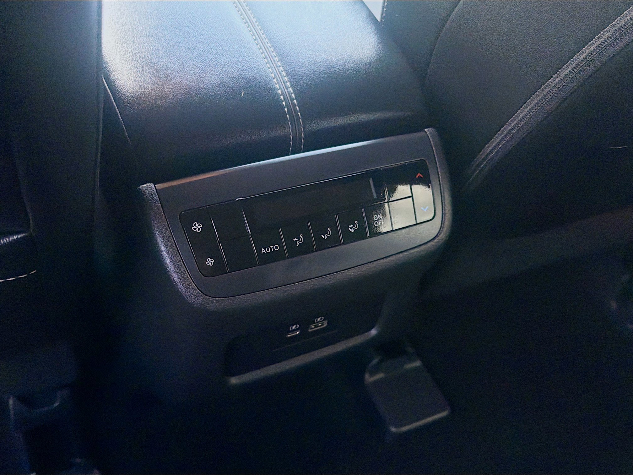 Used 2024 Nissan Pathfinder SL w/ Black Appearance Package FWD image 20