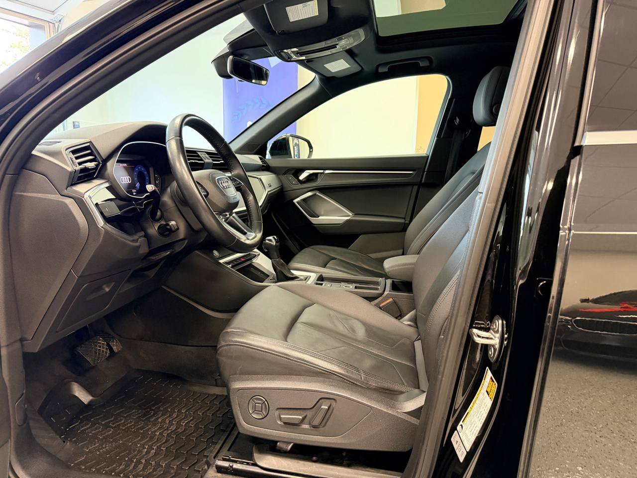 Used 2020 Audi Q3 2.0T Premium w/ Convenience Package AWD/4WD image 17
