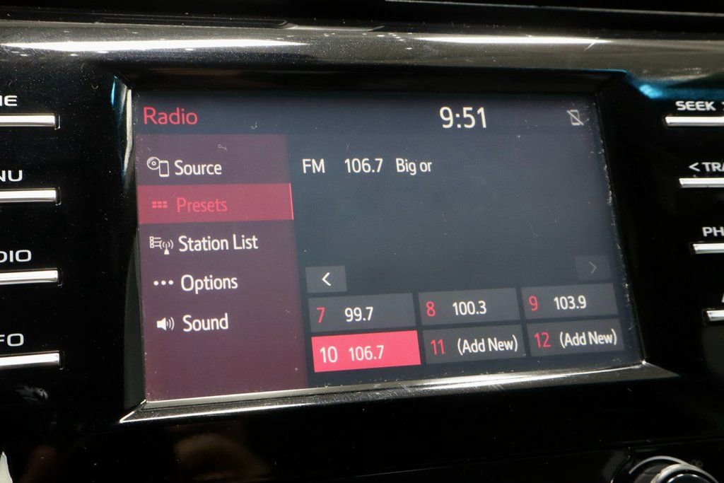 Used 2018 Toyota Camry SE image 3