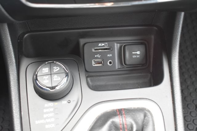 Used 2017 Jeep Cherokee Trailhawk w/ Comfort & Convenience Group AWD/4WD image 34