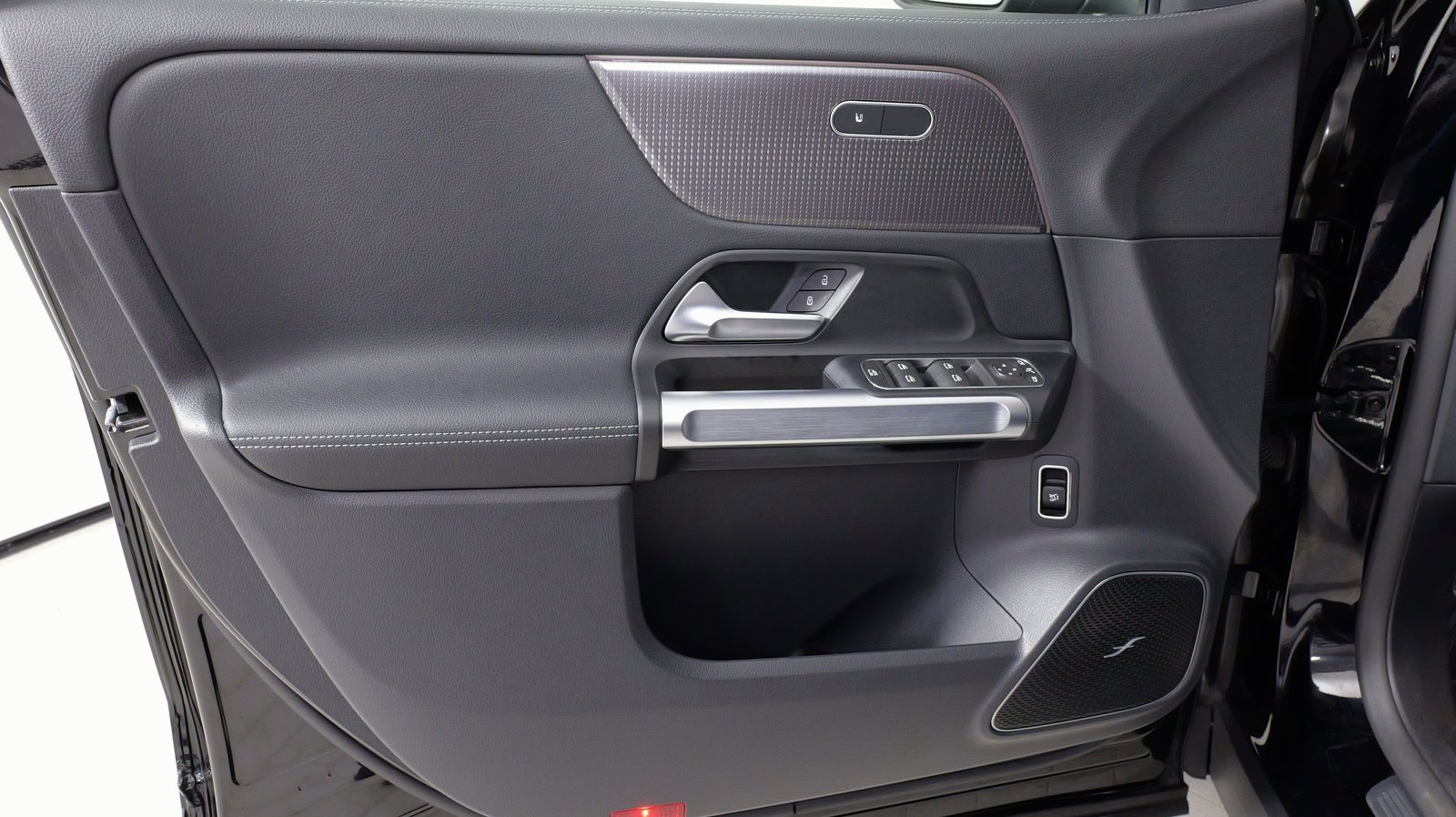 Used 2022 Mercedes-Benz EQB 300 4MATIC image 25