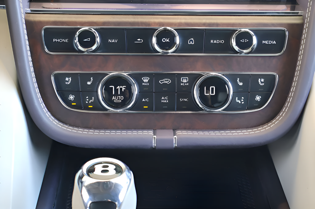 Used 2023 Bentley Bentayga Extended Wheelbase AWD/4WD image 18