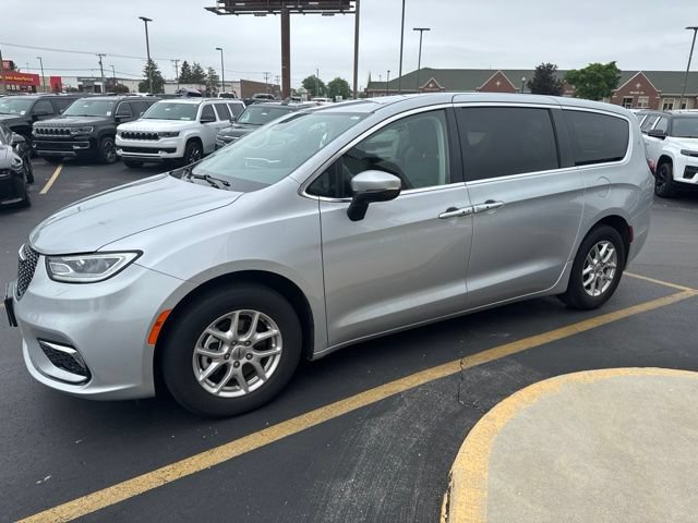 Used 2023 Chrysler Pacifica Touring-L FWD image 3