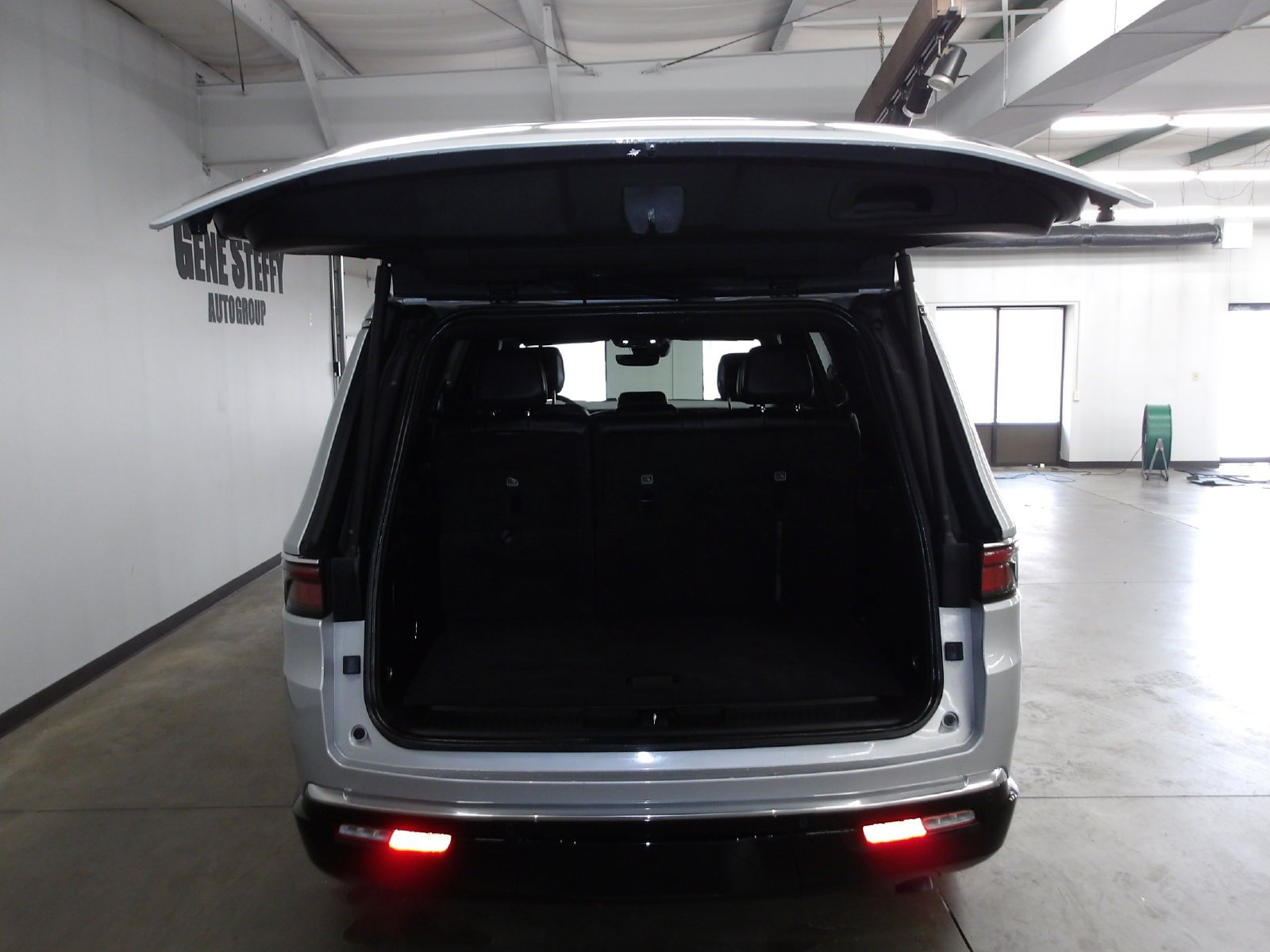 Used 2025 Jeep Wagoneer 4WD image 19