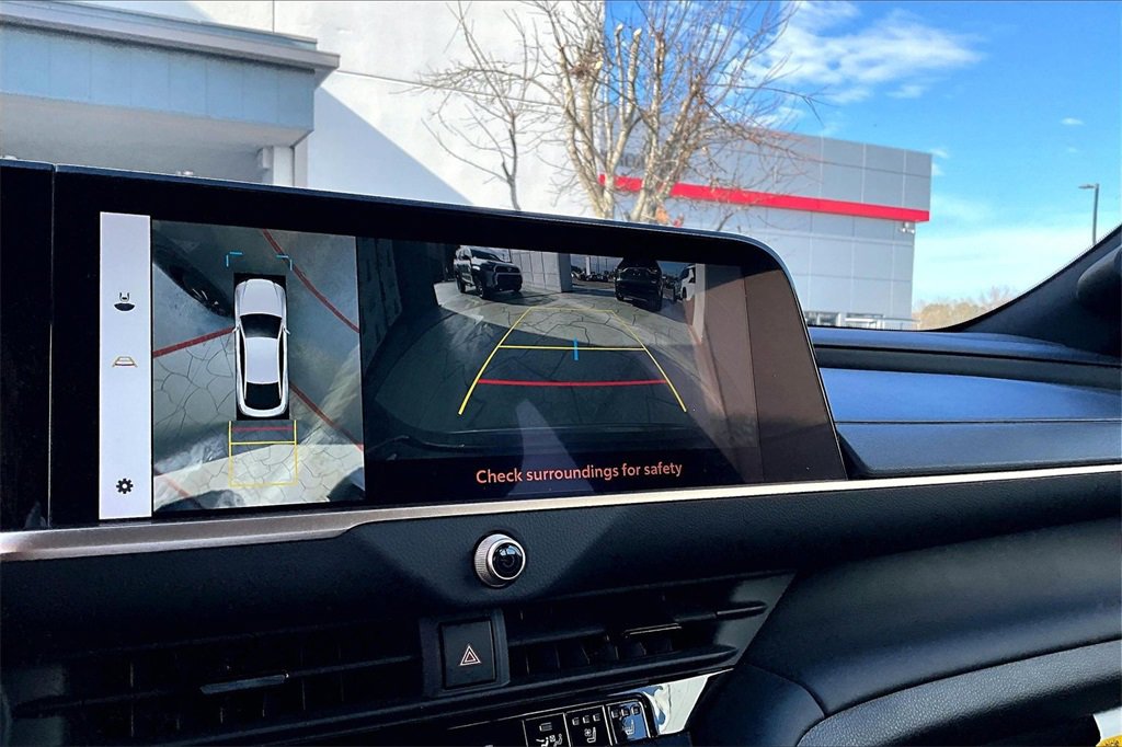 New 2024 Toyota Crown Platinum image 15