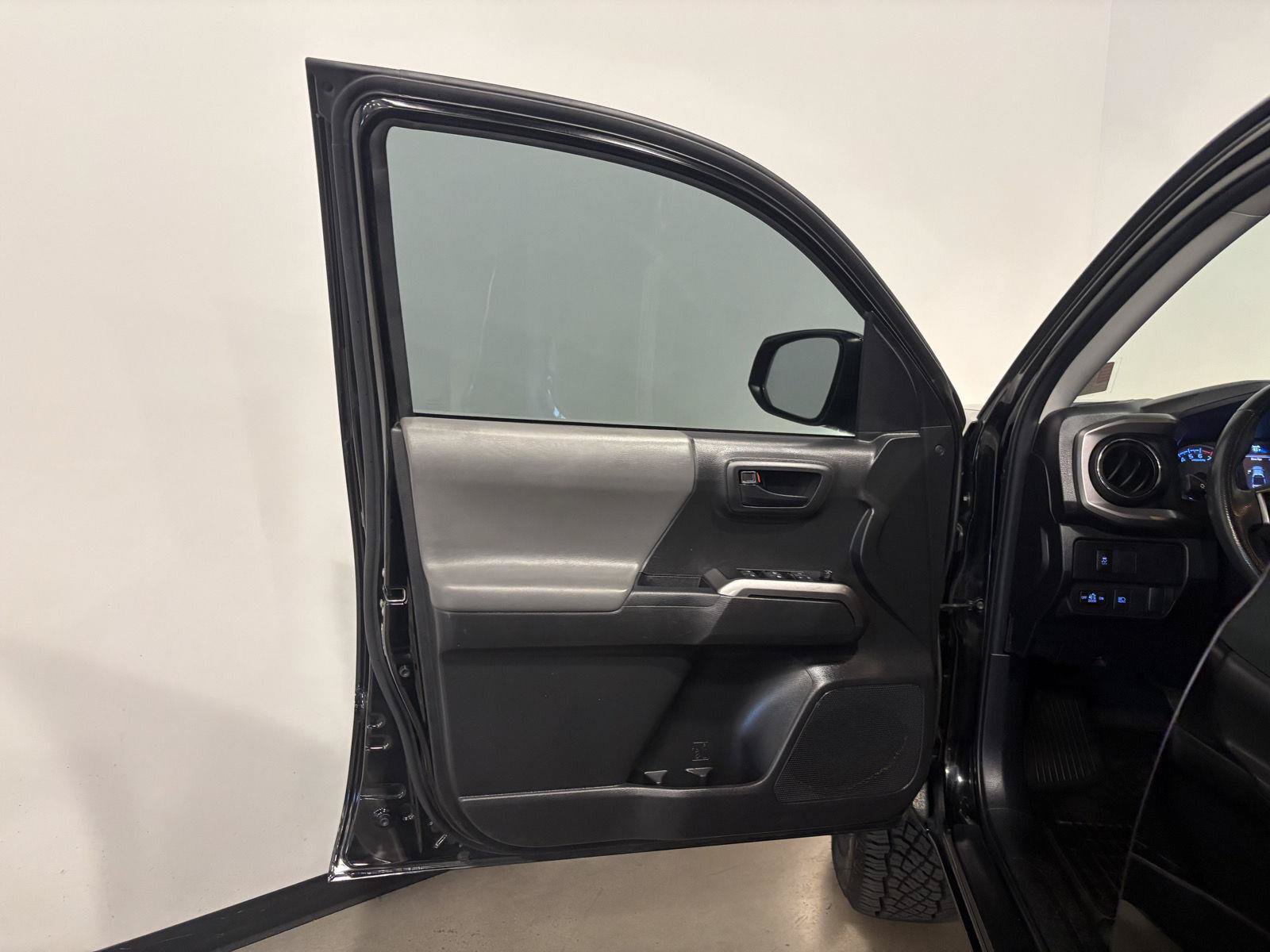Used 2023 Toyota Tacoma SR5 AWD/4WD image 10