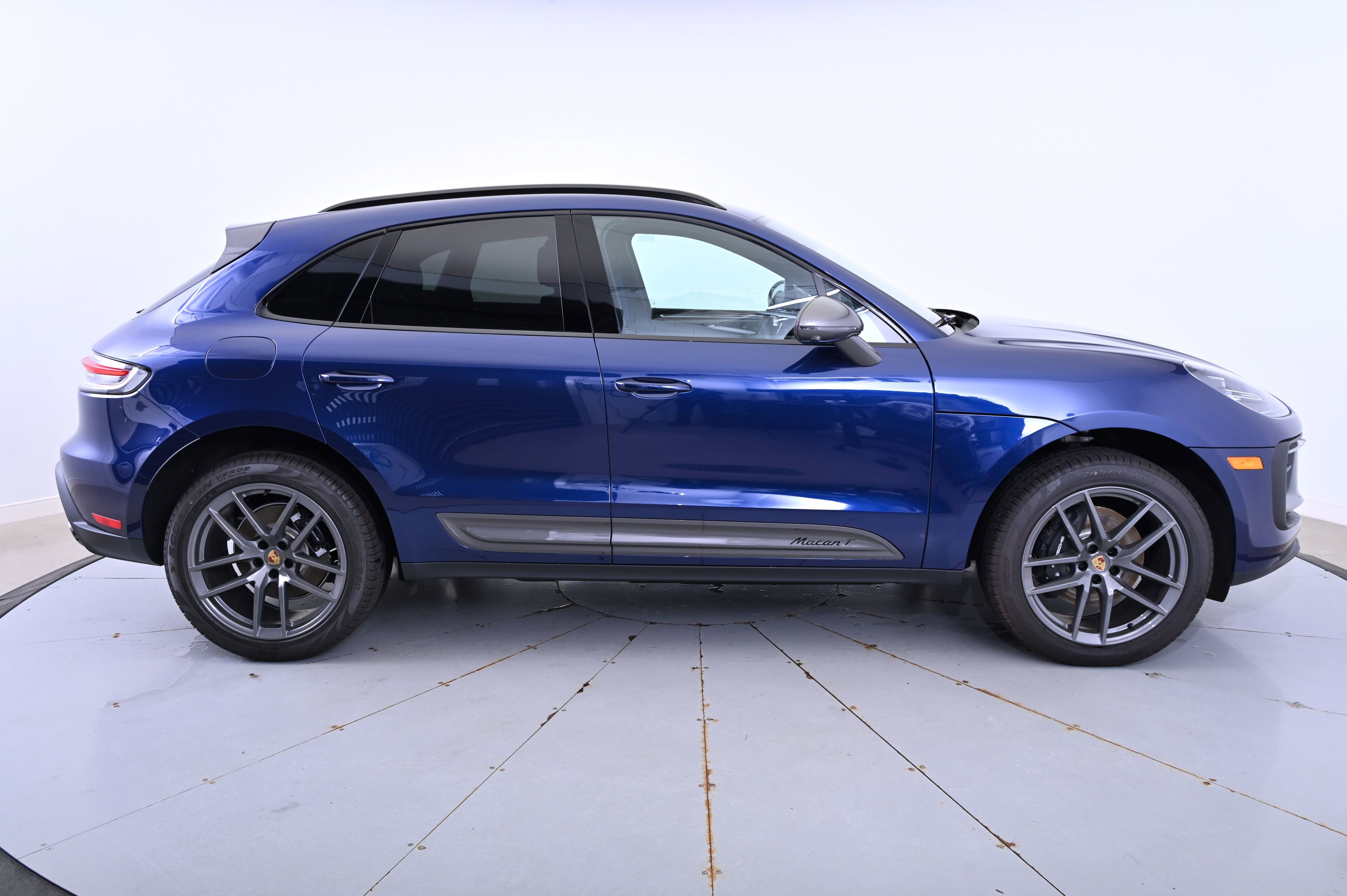 Certified 2025 Porsche Macan image 8