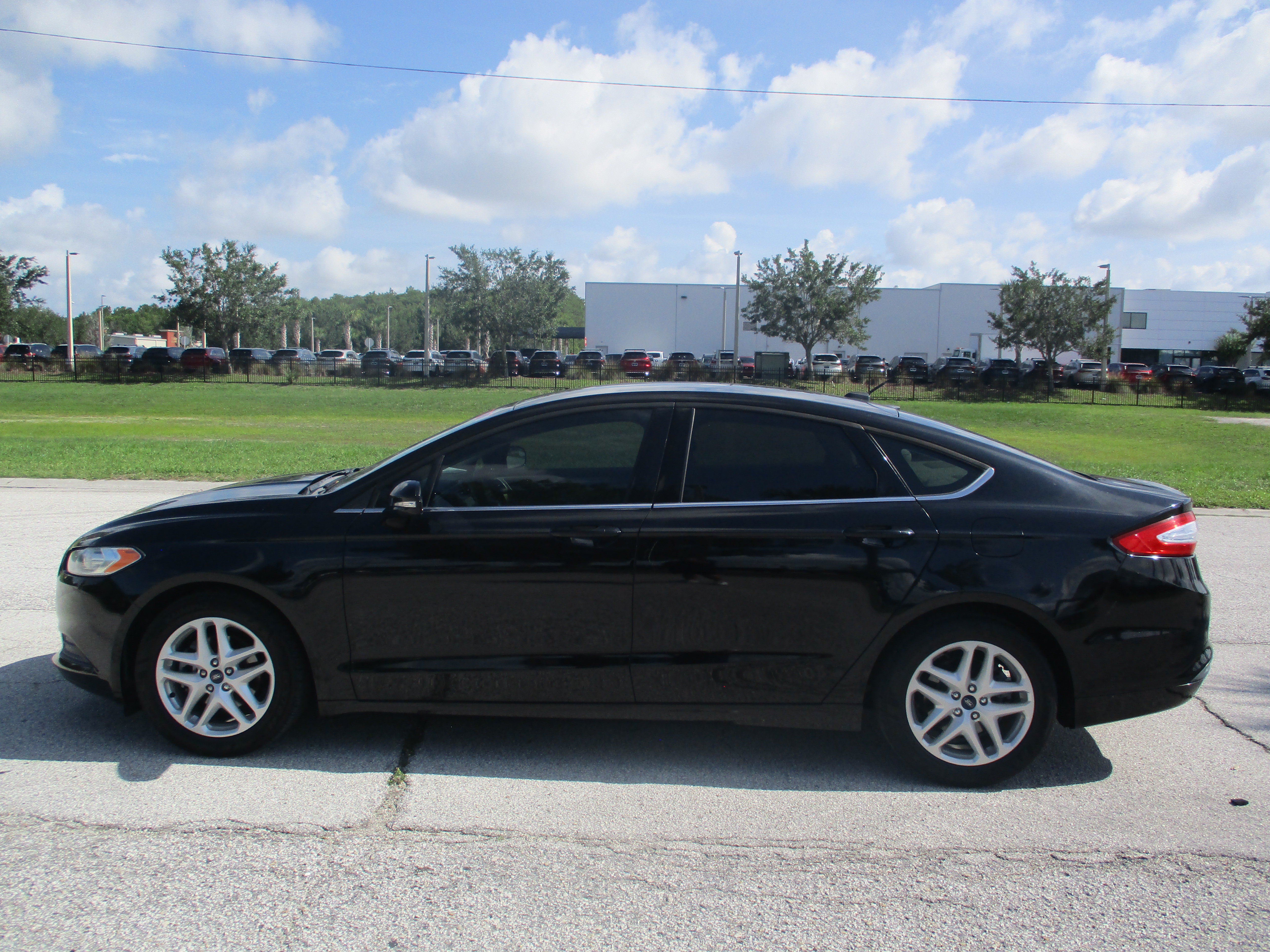 Used 2016 Ford Fusion SE FWD image 4